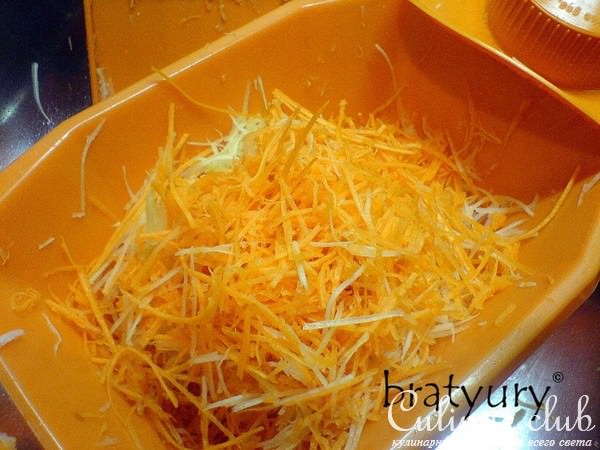 Сытный салат из моркови, кольраби и репчатого лука