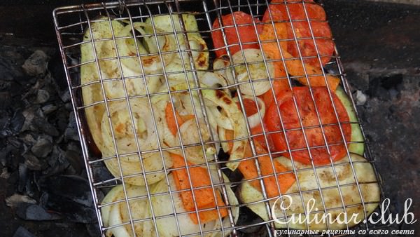 Теплый гриль-салат с говядиной и овощами
