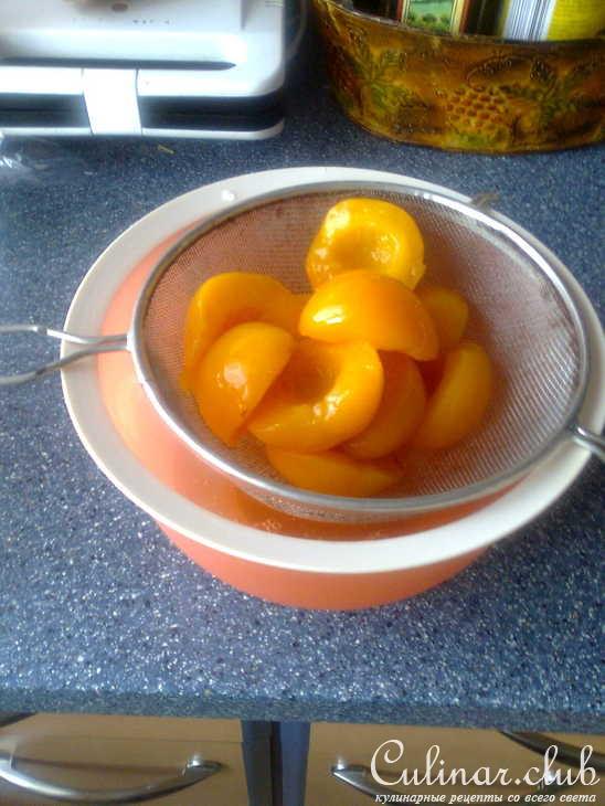 Салат с персиками.