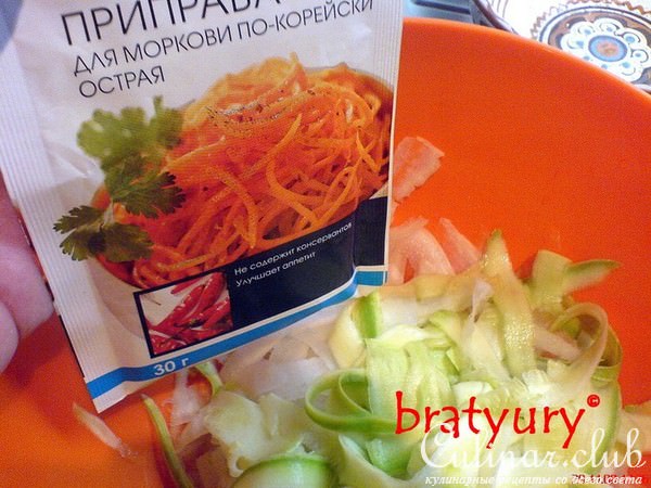 Салат из дайкона и кабачка