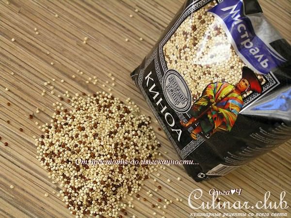 Мятный салат из киноа с зеленью, тахиной и тыквенными семечками