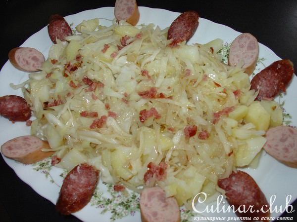 Тёплый салат с картофелем и капустой.