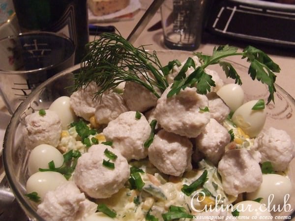 салат с куриными тефтельками и перепелиными яйцами