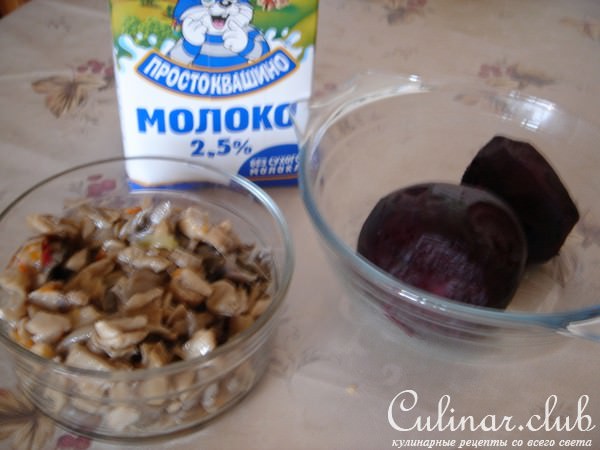 Салат из свеклы под сырно-грибным соусом