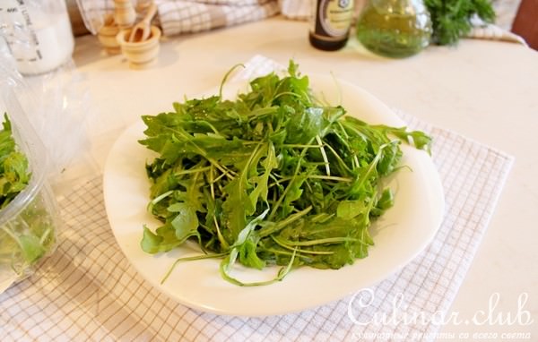 Салат из куриной печени с соевым соусом .