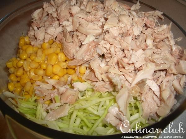 Куриный салат с кукурузой и белокочанной капустой 