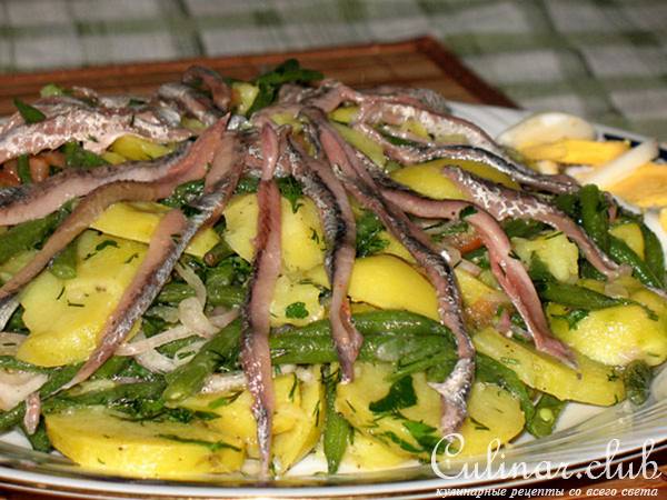 Картофельно-фасолевый салат с анчоусами