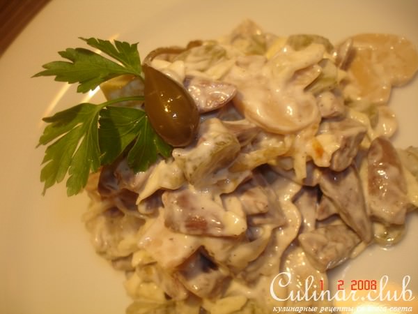 Салатик из куриных сердечек с грибами и корнишонами