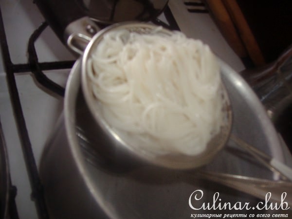 Салат c грибами и рисовой лапшой