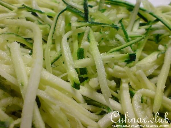 Салат из цуккини,помидорок и сыра
