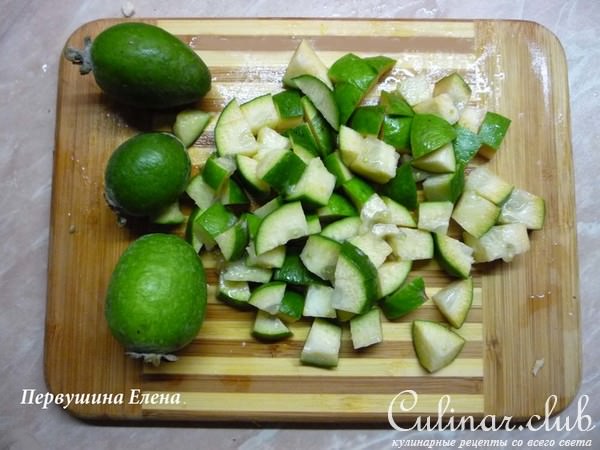 Салат куриный с фейхоа и орехами "Омега"