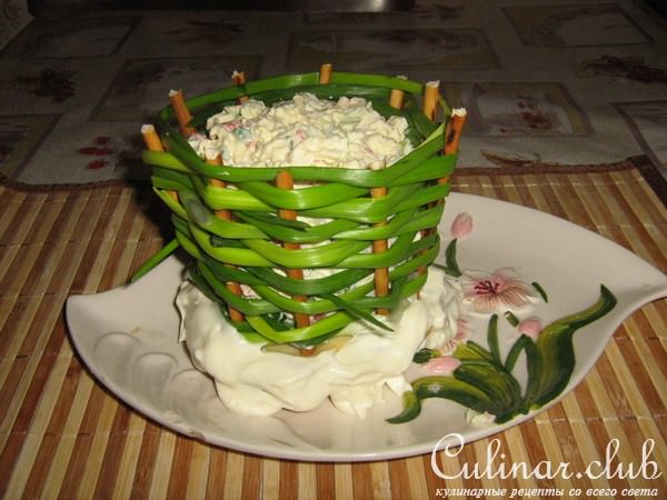 Корзинка с салатом.