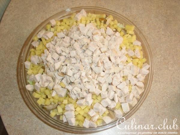 Салат 39;Каприз" из курицы с сыром и грибами