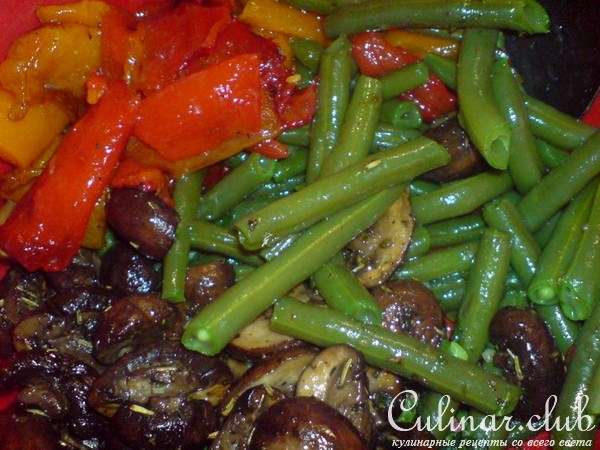Салат из печёных перцев,зелёной фасоли,шампиньонов и брынзы