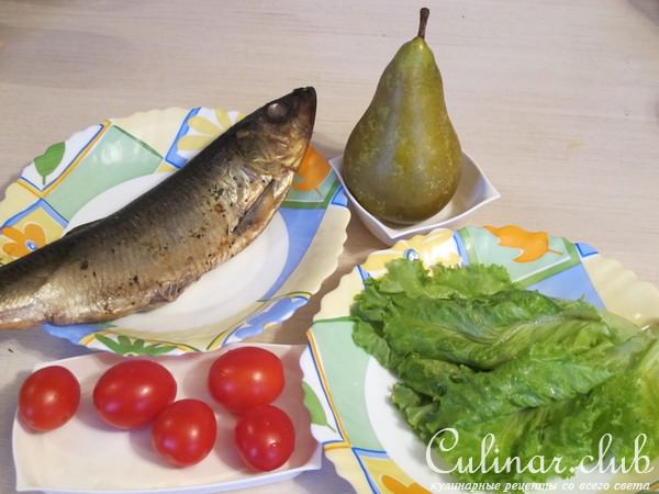 Салат с грушей и копчёной рыбой . 