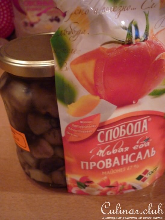 Салат с маринованными грибочками
