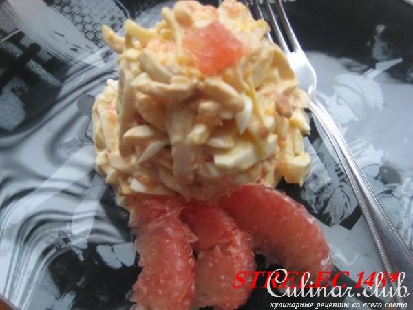 Кальмары с жареным яйцом и грейпфруктом