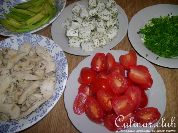 Греческий островной салат с курицей и авокадо