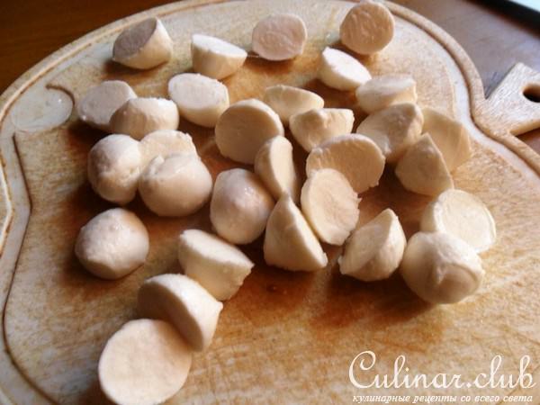 Салат с яйцом-пашот, помидорами и моцареллой