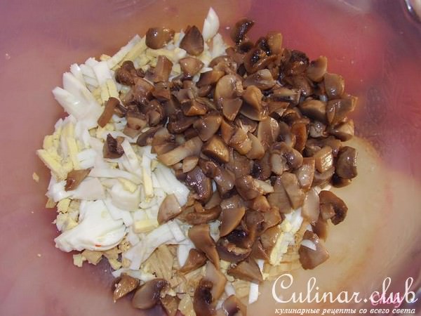 Салат из домашней птицы с ананасом и спаржей