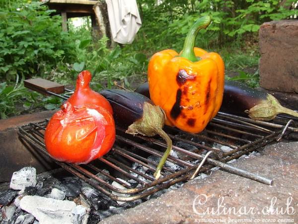 теплый соус-салат из летних овощей, подаваемый к шашлыку