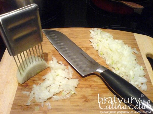 Сытный салат из моркови, кольраби и репчатого лука