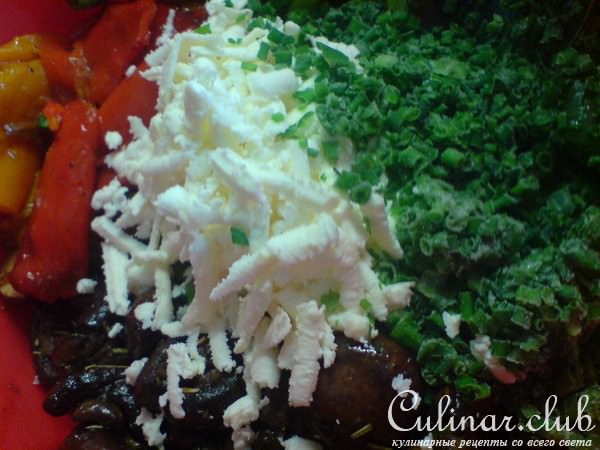 Салат из печёных перцев,зелёной фасоли,шампиньонов и брынзы