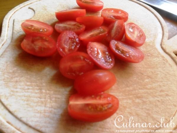 Салат с яйцом-пашот, помидорами и моцареллой
