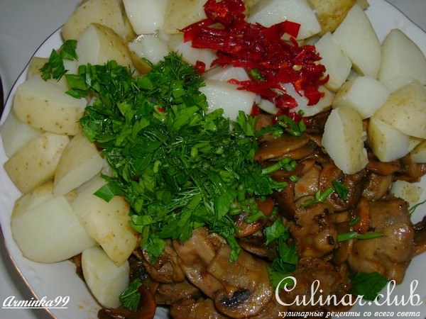 Теплый салат из куриных желудков с картофелем и грибами