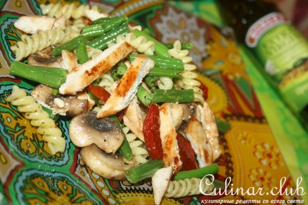 Салат из Fusilli Borges, куриной грудки-гриль и стручковой фасоли с вялеными томатами
