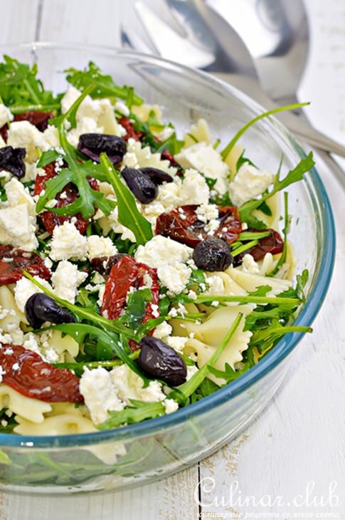 Салат-фарфалле с рукколой, козьим сыром и вялеными томатами с чесночным соусом.