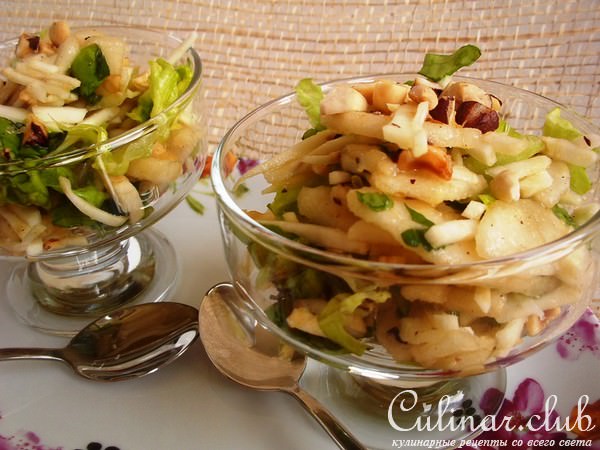 Сочный салат из груши с фундуком и сельдереем.
