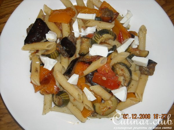 салат из макарон с овощами и песто