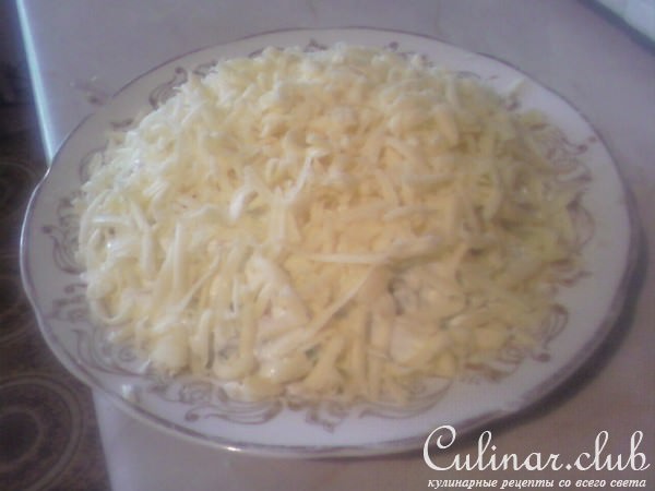 Слоёный салат из форели и овощей