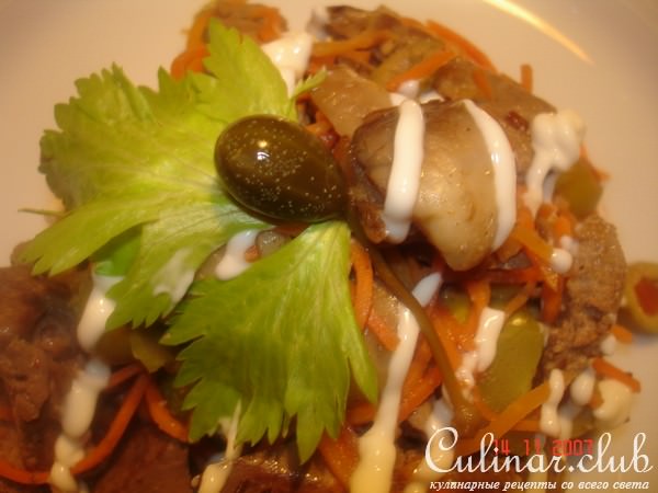 Салатик из куриной печени с грибами и оливками