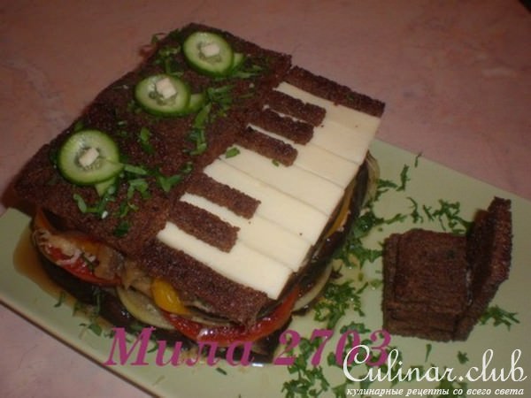 «Пианино» салат из печеных овощей с сыром и гренками