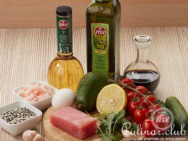 Горячий салат с тунцом в кунжутной корочке