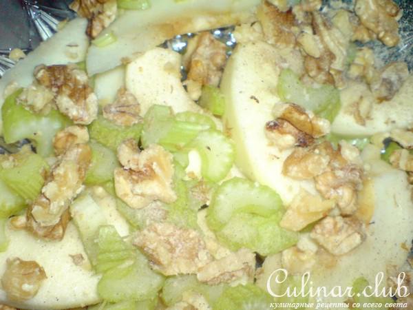 Салат "Вальдорф" с сушёной клюквой и сыром Brie .