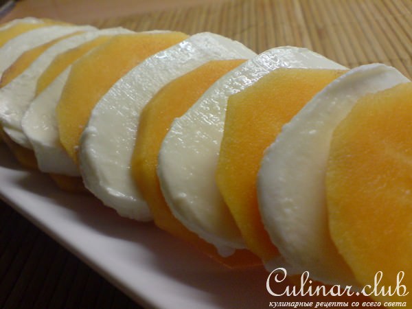 Салат из хурмы и моцареллы в стиле "Caprese"