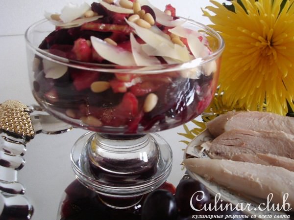 Салат из маринованной свеклы с сельдереем и фруктами .