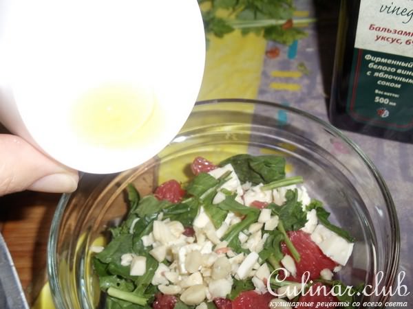 Салат из розового грейпфрута с руколой и сыром (завтрак для себя любимой)