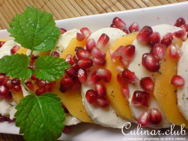 Салат из хурмы и моцареллы в стиле "Caprese"