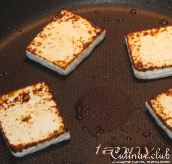 Салат из куриной печенки с персиком и жареным сыром