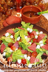 Зелёный салат с виноградом, сыром фета, салями и мятным соусом винегрет