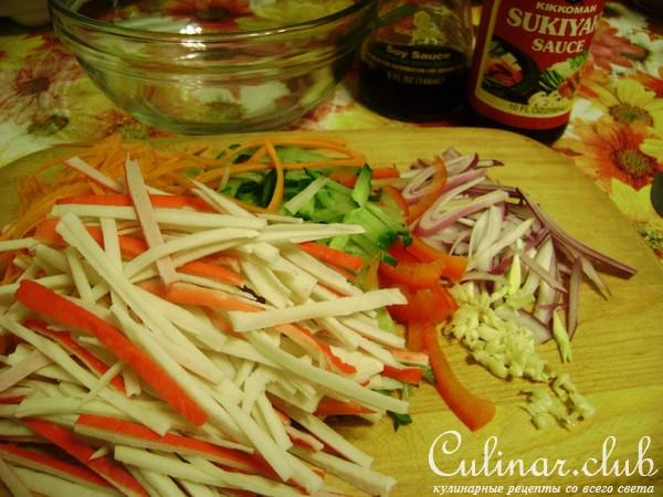 Острый салат с крабовыми палочками и овощами.