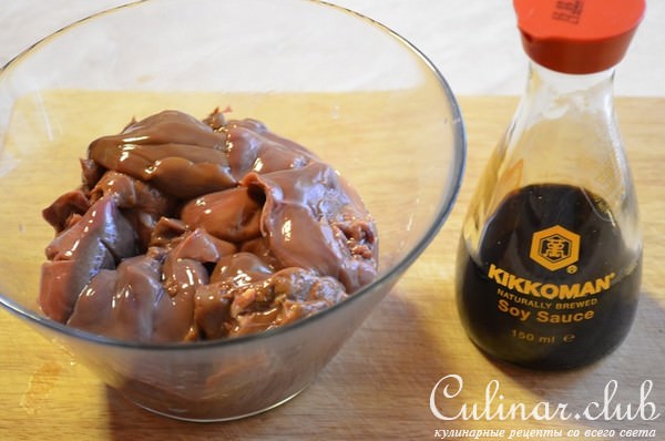 Теплый салат из гусиной печени, манго и кешью.