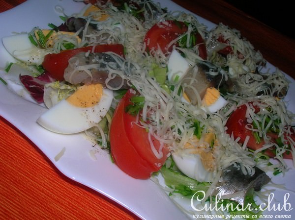 Салат " Экспромт " с сельдью, спелыми помидорами и сыром