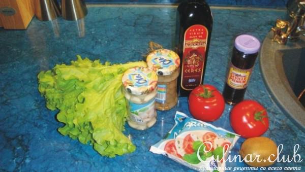 Моцарелла с помидором под соусом из киви.