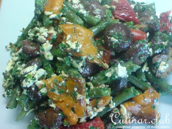 Салат из печёных перцев,зелёной фасоли,шампиньонов и брынзы
