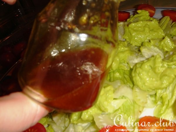 Салат с куриными грудками и дипом из авокадо